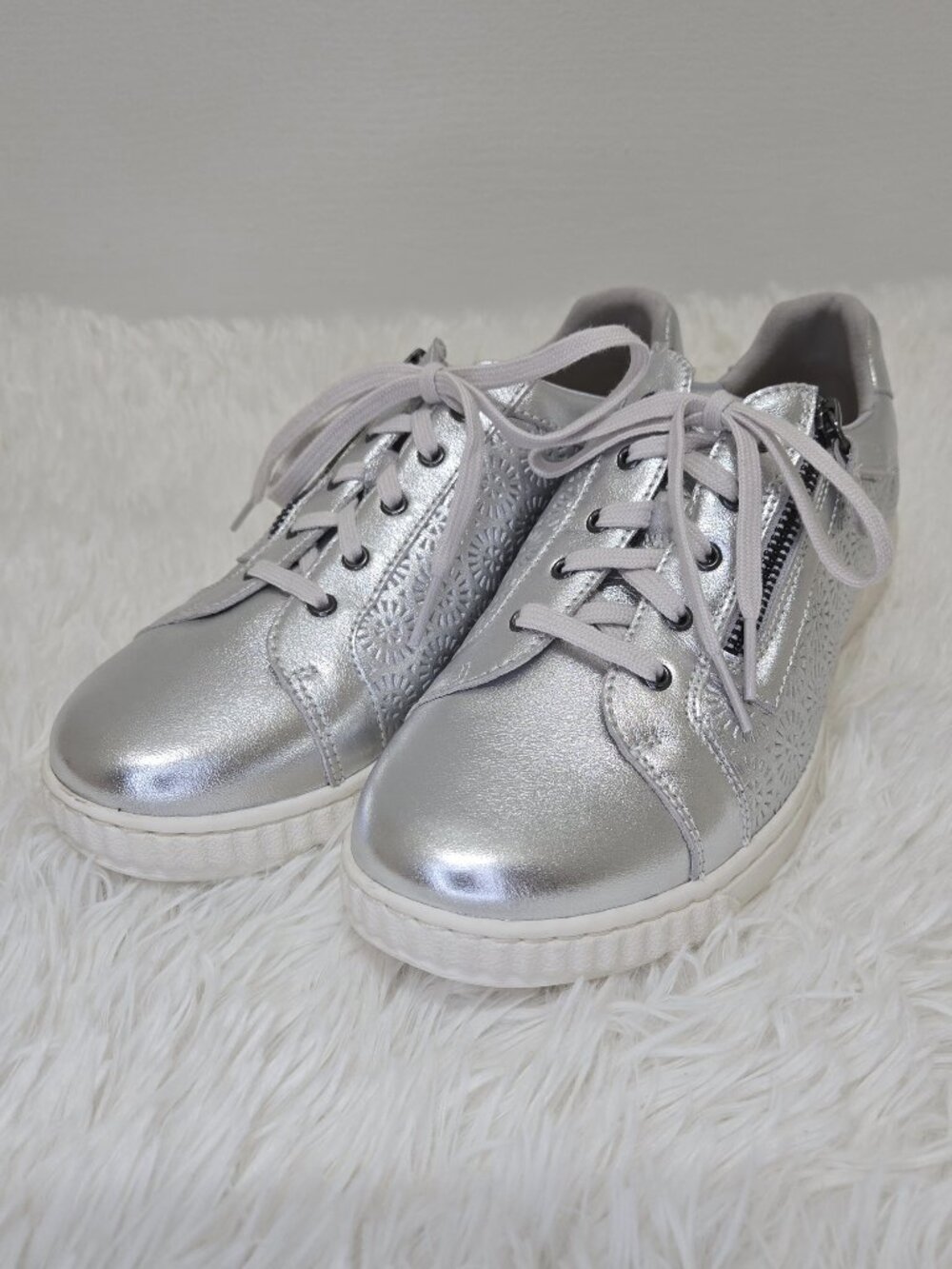 Clarks Caroline Rio silver leather sneakers womens size 9.5 NWT NWOB